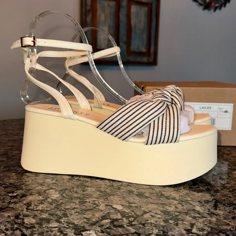 Journee collection Lailee navy Platform sandal NIB 8.5